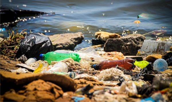 Tratatul global împotriva poluării cu plastic, în impas